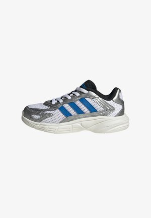 Biało-srebrne buty sportowe Adidas z niebieskimi paskami, czarnym językiem, białymi sznurówkami oraz amortyzowaną podeszwą z technologią Cloudfoam.