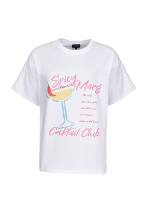 Hvid T-shirt med pink tekst "Spicy Marg Cocktail Club," en illustreret margaritaglas med en chili og en cocktailopskrift trykt på forsiden.