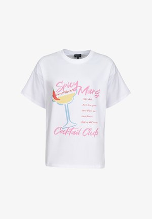 Weißes T-Shirt mit pinkem Text "Spicy Marg Cocktail Club", einem illustrierten Margarita-Glas mit einer Chili und einem Cocktail-Rezept auf der Vorderseite.