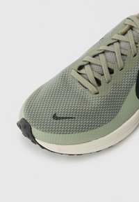 Nike Performance REVOLUTION 8 - Tenisice za cestovno trčanje - army/black/jade horizon/phantom