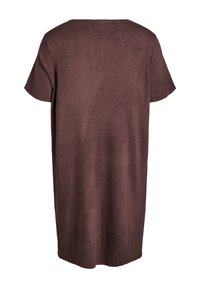 Vienkārša brūna īsroku kleita ar taisnu griezumu un mīkstu audumu, redzama no aizmugures uz balta fona.