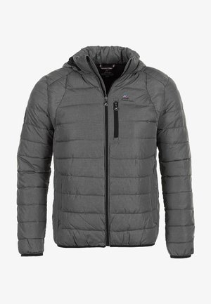 Grijze geïsoleerde jas met een capuchon, geborduurde textuur, voorkant met ritssluiting en zwarte ritsdetails. Beschikt over een borstzak en logo.