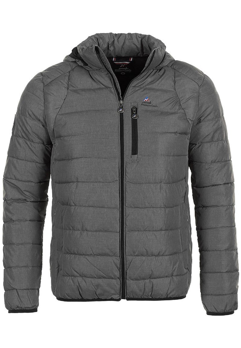 Giacca isolante grigia con cappuccio, texture trapuntata, chiusura frontale con zip e dettagli in zip nera. Presenta una tasca sul petto e un logo.
