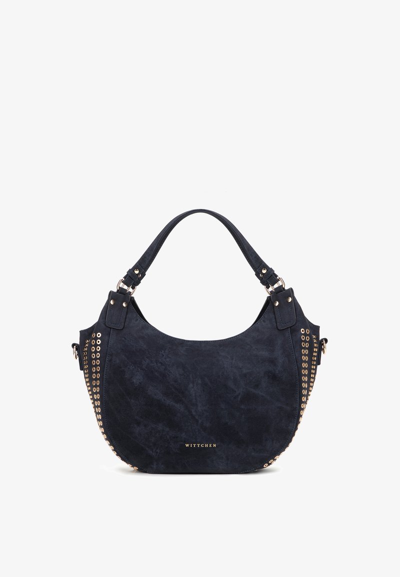 Donkerblauwe suède handtas met gouden studs langs de zijkanten en een enkele handgreep, met het merknaam "Wittchen" in het midden aan de voorkant.