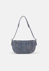 Jeans-Schultertasche mit gerafftem Design, metallischen Nieten entlang der Ränder und einem geschwungenen Griff. Strukturierte Oberfläche in dunklem Blau.