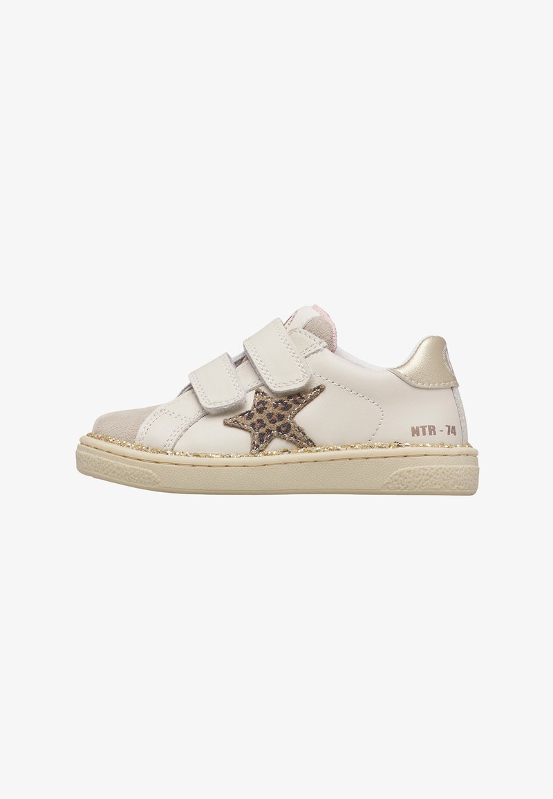 Baskets crème pour enfant avec doubles brides à velcro, étoile imprimée léopard, accent doré au talon et semelle texturée sur fond blanc.