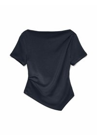 Námořnická modrá halenka s krátkým rukávem a širokým výstřihem na ramena, která se vyznačuje pohodlným střihem, jemnou texturou a draped bočními detaily.