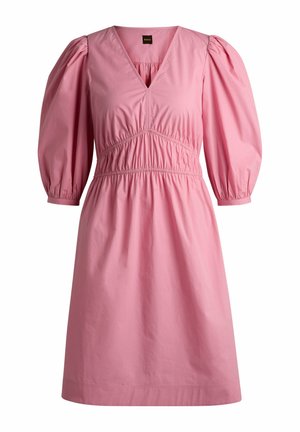 Lyserød kjole med V-udskæring, korte pufærmer og samlet talje detalje. Lavet af et glat stof med en lige A-formet nederdel.