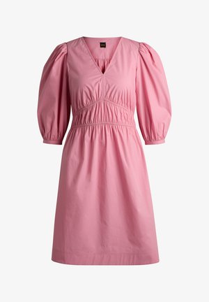 Roze jurk met een V-halslijn, korte puffmouwen en een gathered taille. Gemaakt van een gladde stof met een rechte A-lijn rok.