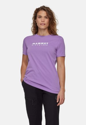 T-shirt di cotone viola con maniche corte, con la scritta bianca "MAMMUT SINCE 1862" sul davanti. Texture morbida e vestibilità casual.