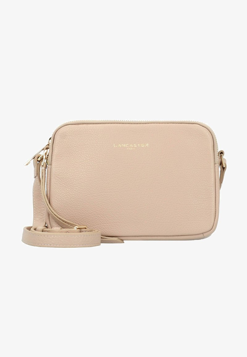 Borsa a tracolla in pelle rosa con logo dorato, chiusura a zip e tracolla rimovibile. Caratterizzata da una superficie texture e forma rettangolare.