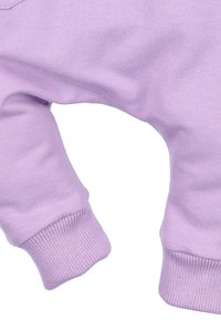 Lila Sweatshirt aus strukturiertem Stoff, mit gerippten Bündchen und lockerer Passform, die weiches, glattes Material und eine abgerundete Schulternaht zeigt.