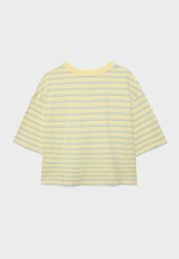 Gul kortærmet striktop med tynde horisontale blå og hvide striber og rund halsudskæring, vist fladt på en lys baggrund.