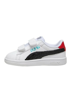 Baskets blanches avec accents noirs, dotées de deux bandes Velcro, de côtés texturés et d'un onglet de talon rouge. Comprend le logo Puma sur la semelle.