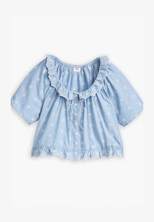 Világoskék pamut blúz fodros nyakkivágással, rövid ujjakkal, díszítő virágos hímzéssel és gombos záródással az elején.