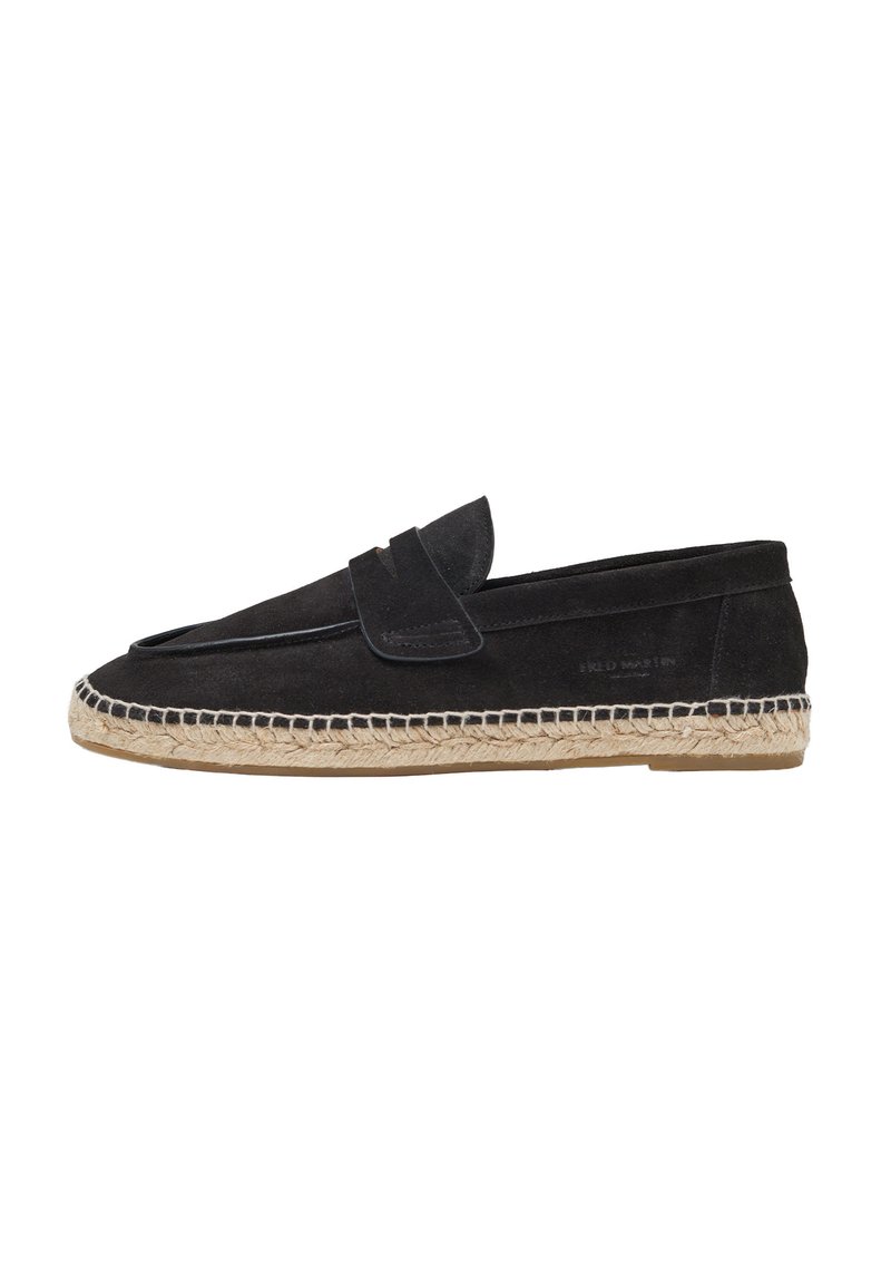 Mocasines de ante negro con una suela de yute cosida y un panel de tela elevado en la parte superior. Presentan un tacón plano y un diseño de punta redonda.