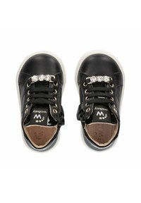 Baskets en cuir noir avec semelles blanches, dotées d'un accent en cristal sur les lacets et d'une fermeture éclair sur le côté. Tissu texturé et logo visibles.