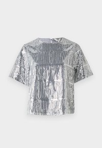 Top in paillettes argento con vestibilità ampia, maniche corte e scollatura rotonda. Presenta una superficie texture con motivi a righe verticali.