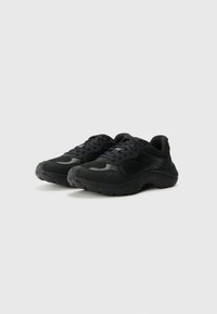 Zwarte sportieve schoenen met een combinatie van synthetische materialen, een ademend bovenwerk van mesh, een gevoerde zool en een getextureerde rubberen buitenzool voor grip.