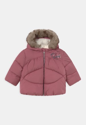 Veste doudoune rose avec une capuche en fausse fourrure, fermeture zippée et broderie florale sur la poitrine. Présente une texture matelassée et des manches courtes.