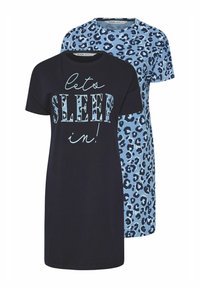 Två T-shirts: en marinblå med vit text "låt oss SOVA in!", den andra ljusblå med mörkblå leopardfläckar; korta ärmar, rundad hals.