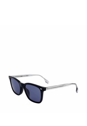 Occhiali da sole con montatura frontale nera e lenti blu, aste grigie trasparenti con un piccolo logo "BOSS" sul lato.
