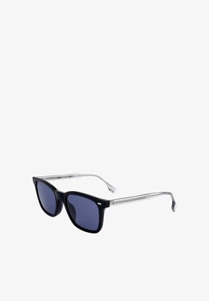 Occhiali da sole con montatura frontale nera e lenti blu, aste grigie trasparenti con un piccolo logo "BOSS" sul lato.