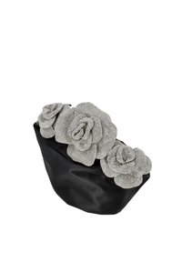 Černé saténové psaníčko zdobené třemi velkými stříbrnými květinovými ozdobami z broušených kamínků podél horního okraje.