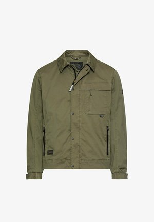 Legere Jacke in Olivgrün mit Kragen, vorderen Druckknöpfen, zwei seitlichen Reißverschlusstaschen und einer Brusttasche mit Klappe und Schlaufen-Detail.