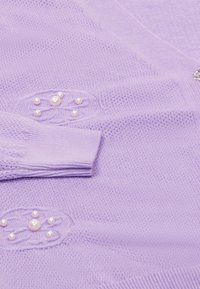 Cardigan in maglina lavanda con dettagli in perle sulle maniche e un sottile motivo testurizzato. Il design presenta un collo a V e polsini a costine.