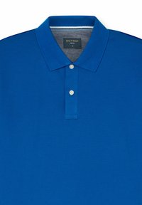 Blauwe polo met een kraag en een twee-knopen sluiting, gemaakt van een getextureerde stof. Gevoerde kraag met contrasterende strepen.