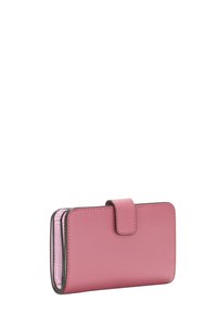 Roze lederen portemonnee met een gestructureerde afwerking, voorzien van een klepsluiting en een contrasterende binnenkleur. Compact rechthoekig model.