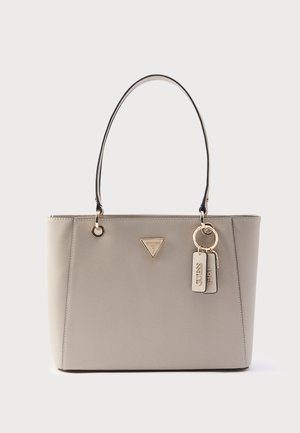 Sac fourre-tout synthétique beige avec poignées en cuir noir, garnitures dorées, logo triangulaire et accents décoratifs de porte-clés.