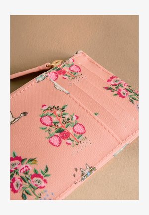 Portafoglio rosa con motivi floreali e di fragole, dotato di slot per carte e una superficie testurizzata. Accessori in metallo dorato impreziosiscono il design.