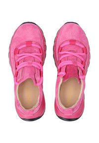 Rosa Wildlederschuhe für den Sport mit genoppten Gummisohlen, kontrastierenden rosa Schnürsenkeln und einem gepolsterten Innenraum mit einem goldfarbenen Logo.