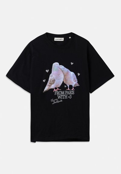 T-shirt nera in cotone con una grafica che rappresenta due piccioni e il testo "DA PARIGI CON ❤️" in bianco e rosa. Maniche corte e scollo rotondo.