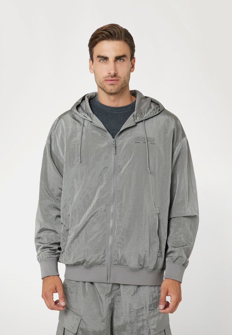 Guess EFFETTO STROPICCIATO - Kapucnis pulóver - grau