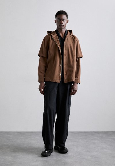 Han Kjøbenhavn HOODED LAYERED - Camisa - brown