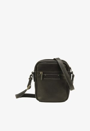 Sac bandoulière compact en cuir noir avec poche zippée avant, strap réglable et coutures visibles sur fond blanc uni.