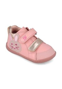 Zapato infantil rosa con parte superior de cuero, que presenta un diseño de cara de conejito, detalles en dorado, dos tiras de velcro y una suela de goma texturizada en rosa.