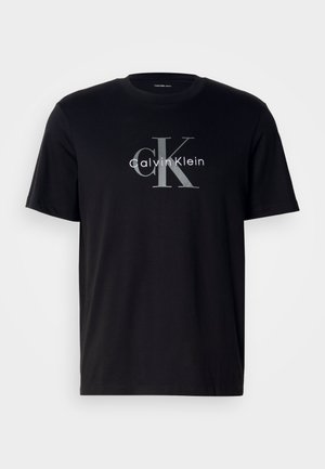 Sort kortærmet T-shirt med rund hals og stort gråt "cK" samt hvidt "Calvin Klein" logo centreret på brystet.