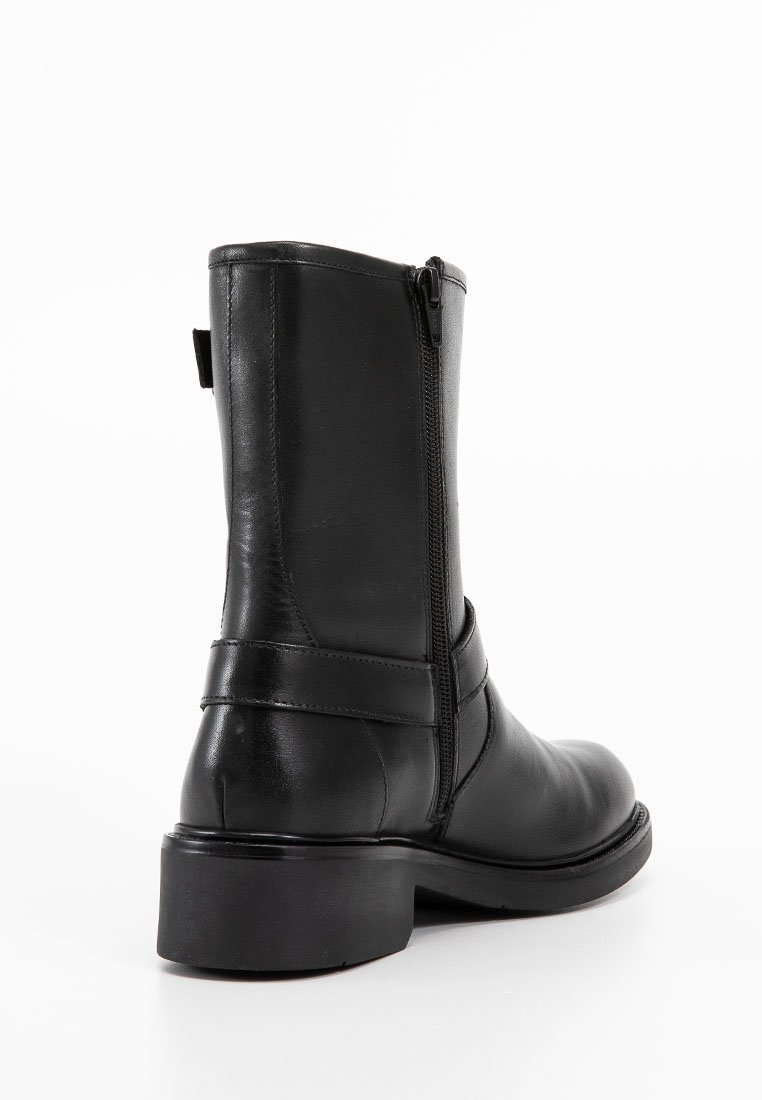 Schwarze Lederstiefelette mit einem seitlichen Reißverschluss, runder Zehenpartie und Blockabsatz. Mit einer glatten Textur und einem breiten Riemen über dem Mittelfuß.