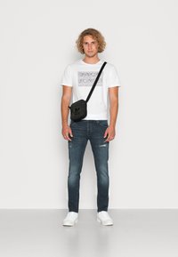 Jack & Jones JJIGLENN JJFOX - Calças de ganga de perna direita - grey denim