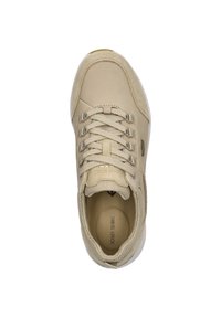 Beżowy but sportowy z teksturowaną tkaniną i gładką skórzaną cholewką. Posiada ułożone sznurowanie, wyściełany kołnierz i gumową podeszwę.