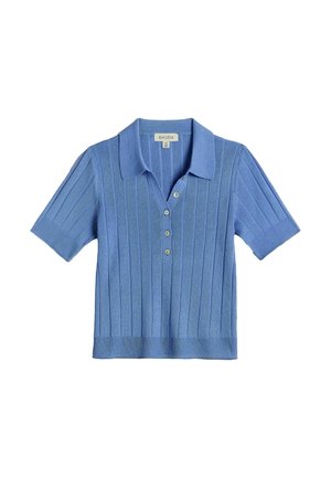 Lyseblå kortærmet strikket poloshirt med lodret ribstruktur og fire knapper ned foran på stolpelukningen.