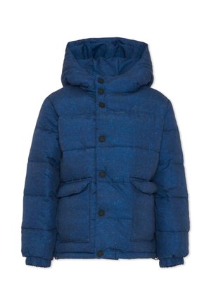 Blauwe pufferjas met een capuchon, voorzien van zwarte knopen, twee voorzakken en een gestructureerde stof. Elastische manchetten en een gewatteerd ontwerp zichtbaar.