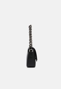 Borsa a tracolla nera in pelle con superficie testurizzata, manico a catena argentato e design minimalista vista laterale.