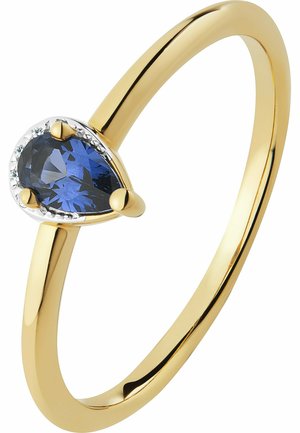 Goldener Ring mit einem tropfenförmigen blauen Edelstein, umgeben von kleinen klaren Akzenten. Glatter, polierter Ring mit nahtlosem Design.