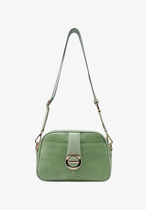 Sac bandoulière en cuir vert clair avec sangle réglable, rabat avant doté d'une boucle ronde dorée et logo de la marque discret.