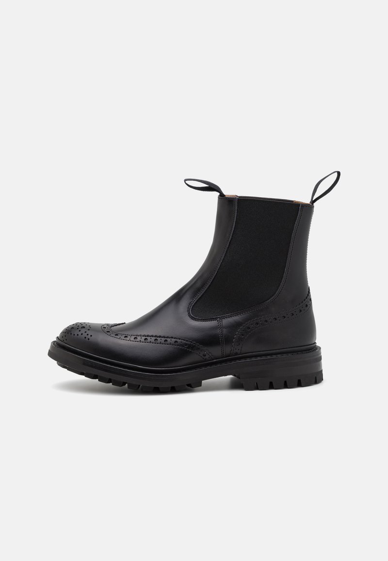 Botoși Chelsea din piele neagră, cu panouri laterale elastice, detalii perforate în stil brogue și tălpi din cauciuc rezistent. Oferă bucle pentru o îmbrăcare ușoar�ă.